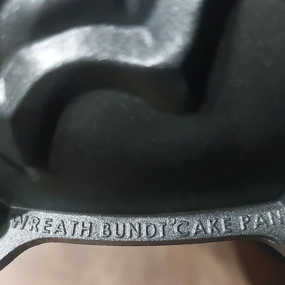 Nordic Ware 9 Cup Christmas Wreath Bundt Cake Pan